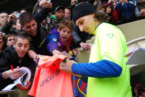 ibrahimovic_firmando_una_camiseta_del_fc_barcelona